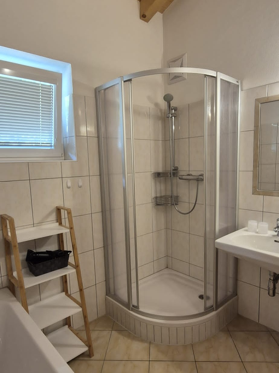 Badkamer met dubbele wastafel