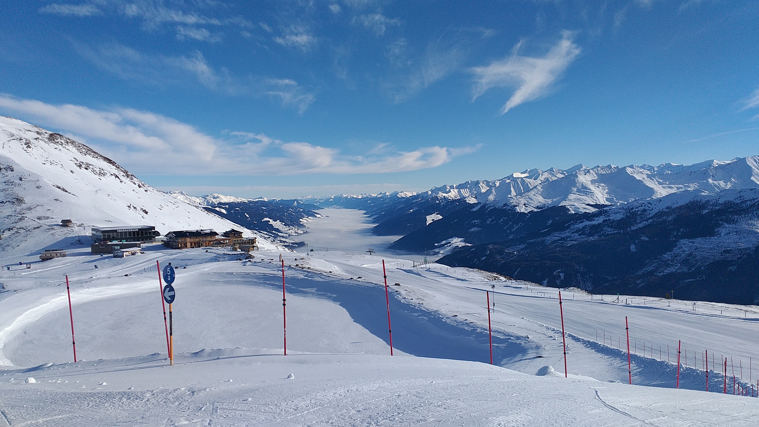 Geprepareerde piste bij het bergstation van de Smaragdbahn in de Wildkogel-Arena