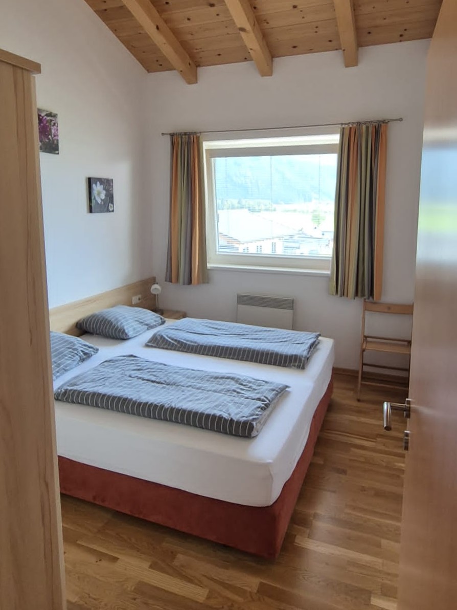 Eerste slaapkamer met tweepersoonsbed