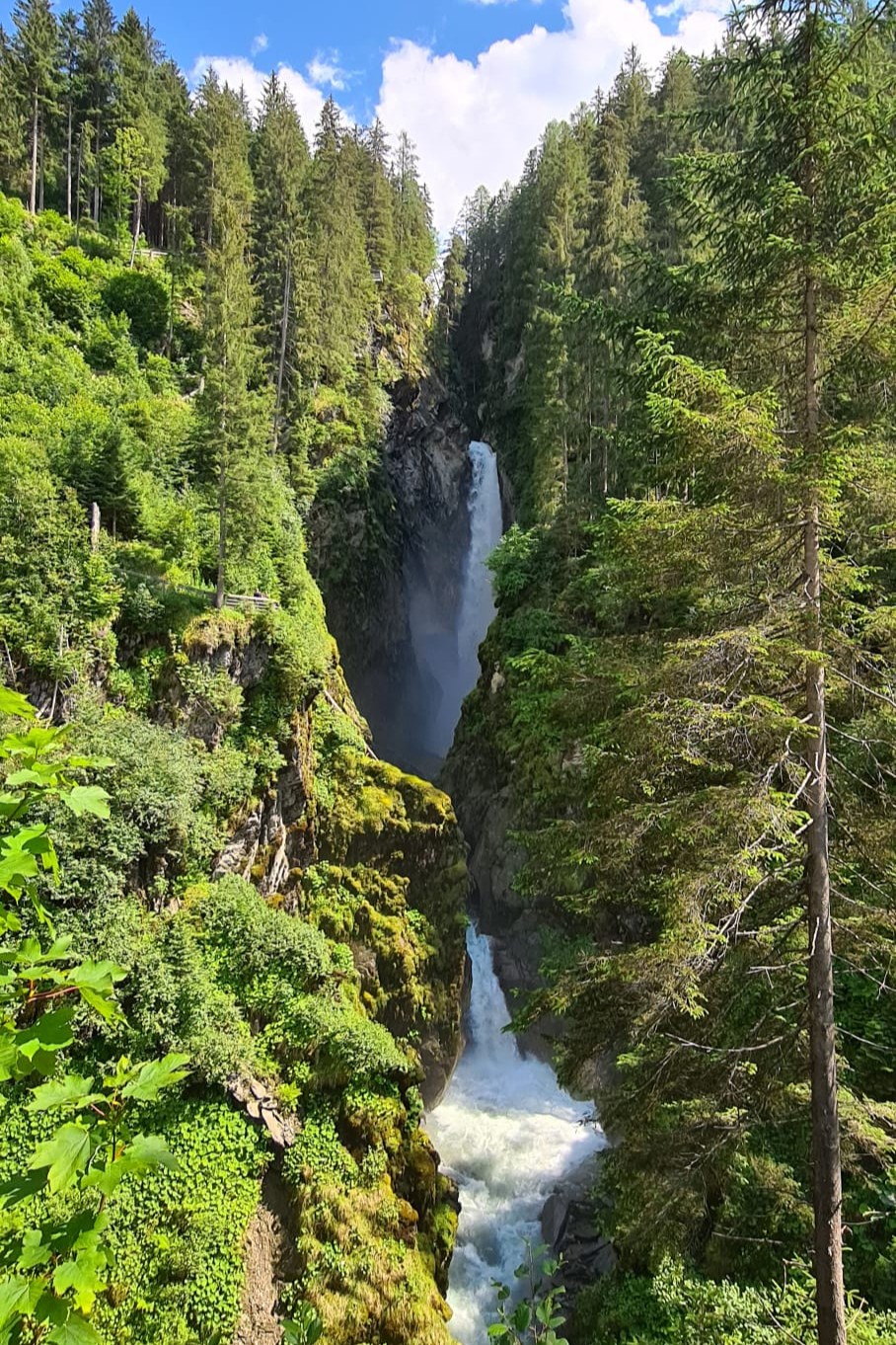 Uitzicht over de kloof met waterval
