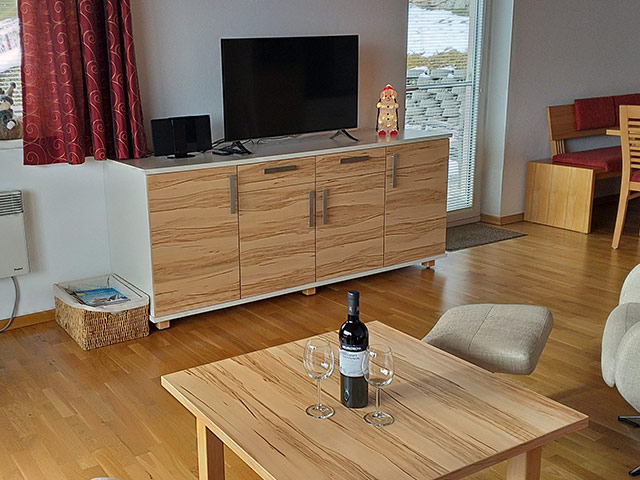 Dressoir met smart tv in de woonkamer