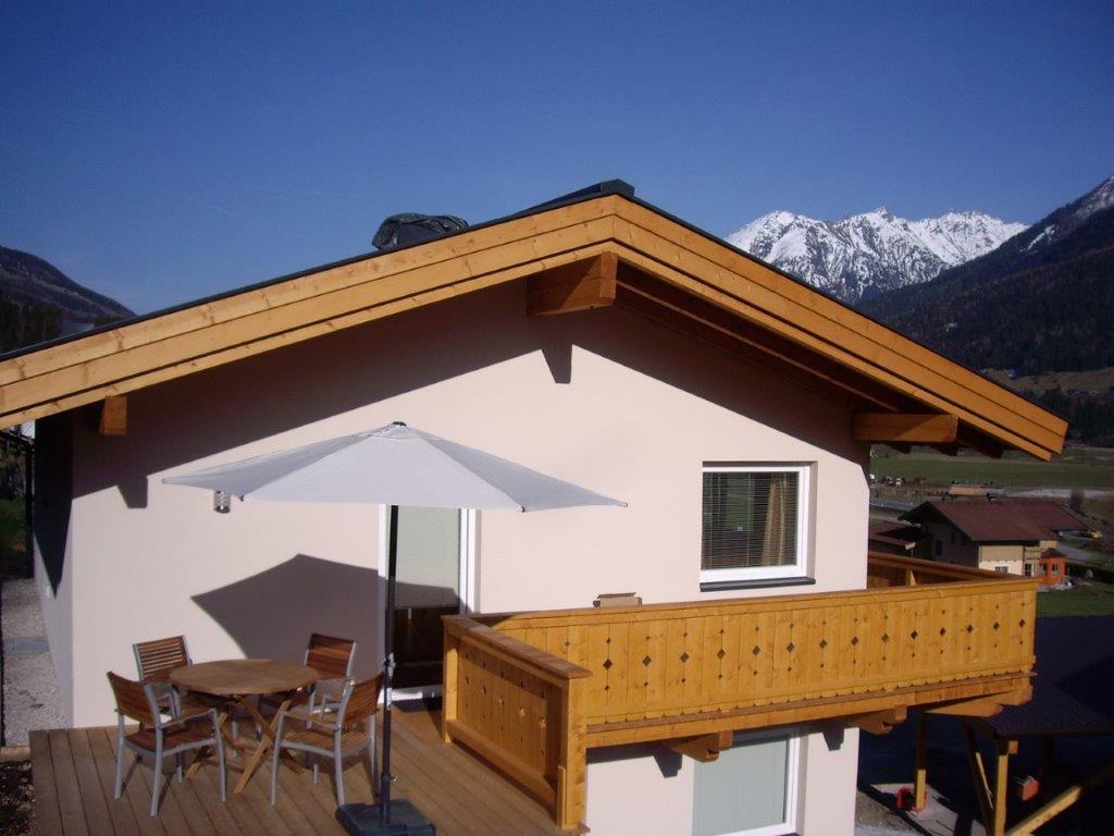 Terras en balkon aan de zonzijde van het chalet