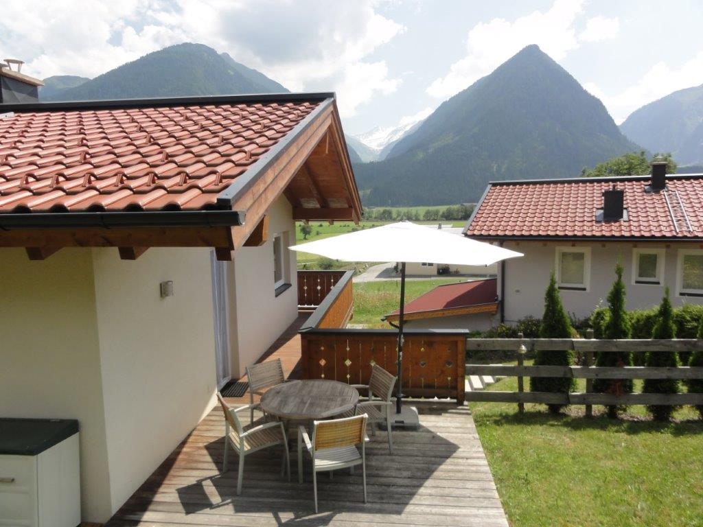 Het ruime terras met terrasstoelen