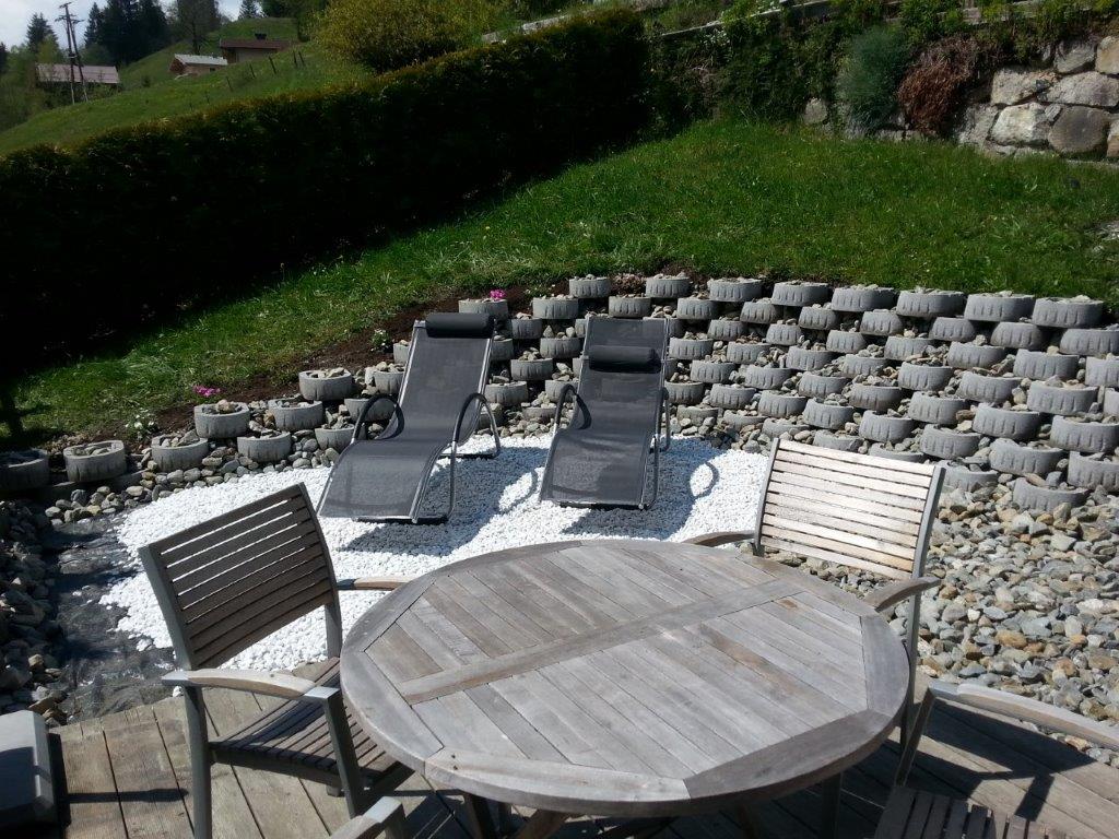Terras en tuin bij het appartement