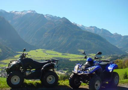Twee quads met uitzicht over het dal bij Neukirchen