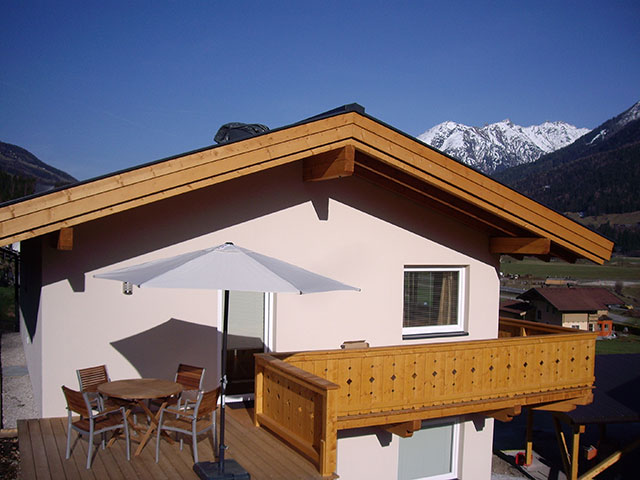 Het terras van het appartement in de zomer