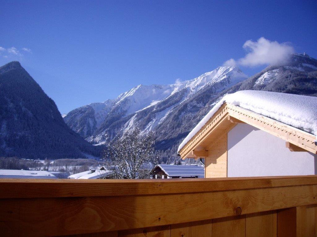 Winters uitzicht vanaf het appartement op de besneeuwde bergen