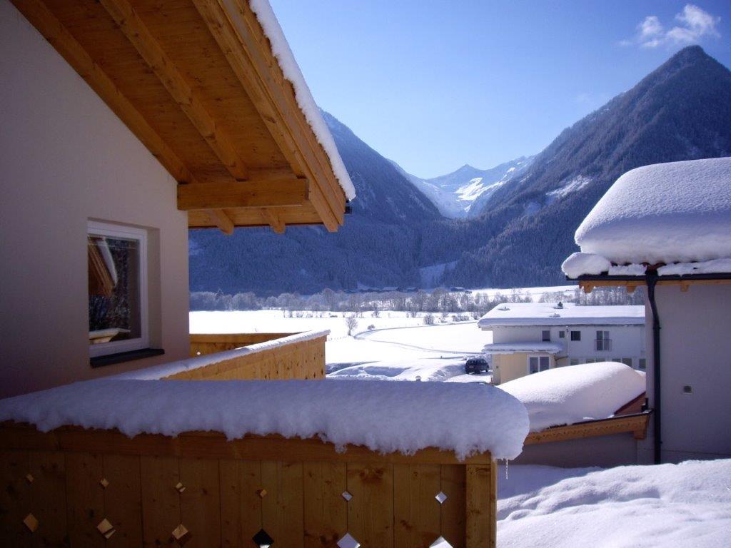 Besneeuwd dal gezien vanaf het appartement