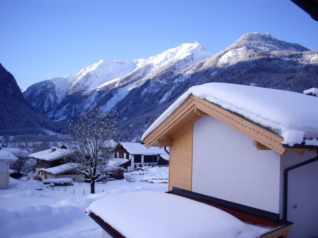 Het dorp Neukirchen in de sneeuw, gezien vanaf het appartement