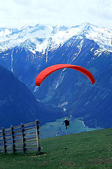 Paraglider boven de bergen bij de Wildkogel